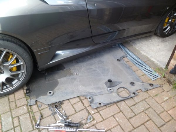 За да се подобри преминаването на въздуха, под дъното се инсталират специални алуминиеви плочи.