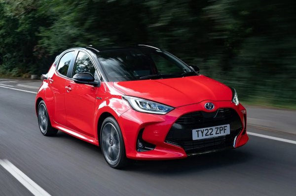 Въпреки че не е толкова надежден като своя предшественик, новата Toyota Yaris е добър вариант за здрав малък автомобил. Само 6% са имали проблем, всички свързани с електричеството на двигателя, и всички ремонти са били безплатни.  Почти всичски обаче са прекарали поне седмица в сервиз.
