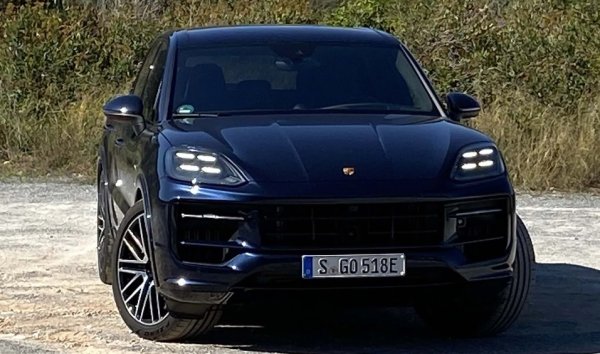 Touareg R беше достъпен само в Европа, като същите параметри на мотора прeдложи и Cayenne E-Hybrid. Актуализацията за 2024 г. на това Porsche C донесе увеличение до 512 конски сили, което позволи ускорение до стотака за 4,6 секунди.