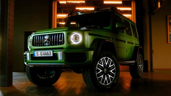 Mercedes-AMG G63 4x4&sup2; разчита на 4,4-литров V8 с 577 к.с., три заключващи се диференциала и абсурдно количество пътен просвет благодарение на порталните оси. Mercedes предлагаше специалното G63 само за няколко години и то струваше 350 050 долара, когато беше ново.
