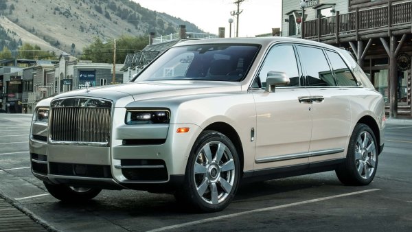 Rolls-Royce Cullinan е SUV от висок клас на известната британска марка. Купувачите могат да избират между пейка отзад или конфигурация Individual Seat с два стола и голяма конзола между тях с шкаф за напитки, чаши за уиски и шампанско. Мощността идва от 6,75-литров V12 с двойно турбо, произвеждащ 570 к.с. Цената му обаче е доста сериозна - точно като за Rolls-Royce.
