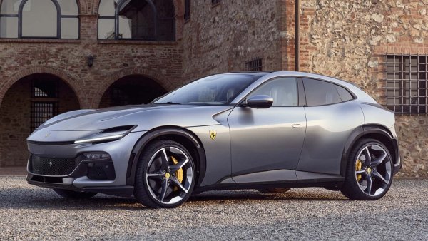 Purosangue е навлизането на Ferrari в пазара на спортни SUV автомобили и е първият масово произвеждан модел на марката с четири врати. С неговия нисък клиренс няма как да се справя на тежък терен, но пък е много бърз. Под капака има 6,5-литров V12 със 715 к.с., което позволява ускорение от 0 до 100 км/ч и развиване на 308 км/ч.
