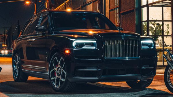 Версията Black Badge на Cullinan дава на луксозния SUV още повече мощност. Модернизираният туин-турбо 6,75-литров V-12 произвежда 600 к.с., като 8-степенната автоматична скоростна кутия е настроена за по-бързо и по-агресивно превключване на предавките, а окачването е преработено.

