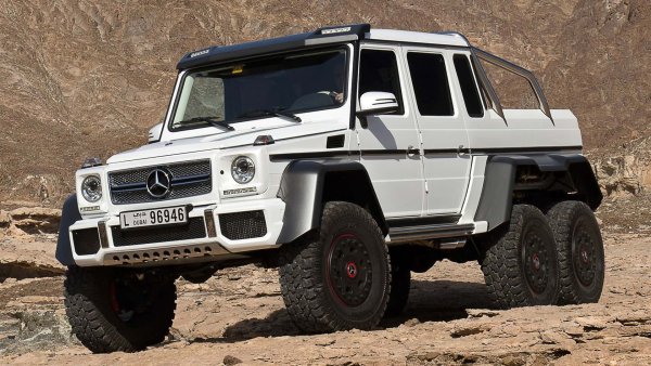 Предишното поколение на Mercedes G-Class се предлагаше като див вариант 6x6. Той тежеше 3850 кг и се задвижваше от 5,5-литров V8 с двоен турбокомпресор, произвеждащ 550 к.с. Големият SUV имаше и 37-цолови гуми за офроуд.
