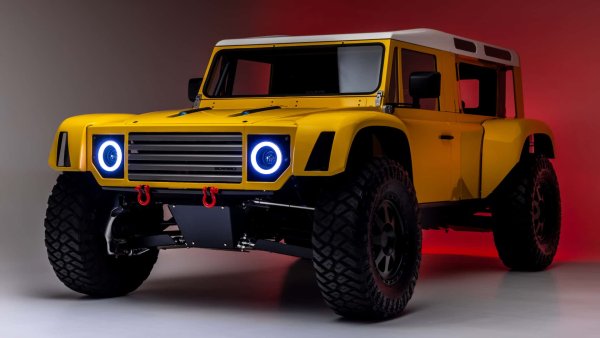 Scarbo Vintage SV Rover е здрав на вид SUV, който комбинира стилистика от оригиналния Ford Bronco, Land Rover Defender и H1 Humvee. Това превозно средство разполага със средно монтиран двигател с компресор V8 с мощност 1100 к.с.. Предлага се и електрическо задвижване с мощност 1006 к.с. Разполага с двускоростна раздатъчна кутия и предни и задни блокиращи диференциали. Има система за увеличение на просвета, която подобрява максимално проходимостта.
