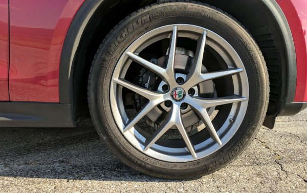 Тук вината е поравно на производители и купувачи. В последните двайсетина години хората се насочват към все по-големи размери джанти и гуми. Някога 13 цола бе стандартен размер за градска кола. Сега дори 14 е мъчнооткриваем, а 15 минава за унизително малък. 
Това е смайващо, защото по-големите джанти и гуми са едновременно по-скъпи, по-некомфортни и по-лесно се повреждат от дупки и неравности. Защо тогава хората продължават да се набутват за тях? Защото смятат, че така колата им е по-красива. Макар че не биха си купили с три номера по-големи обувки например. 
Впрочем мнозина не си дават и сметка, че по-големите колела изискват пренастройка на цялото окачване. 
