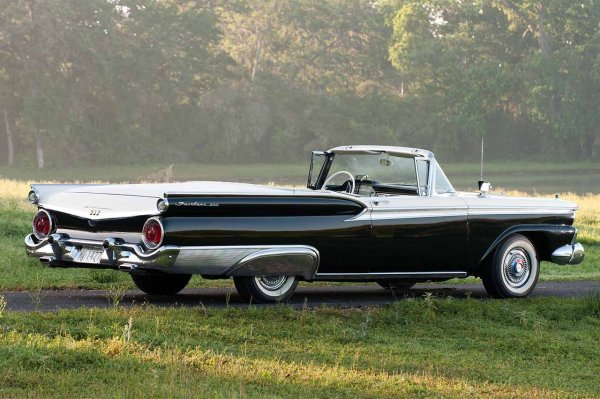 Това е първият купе-кабриолет в автомобилната история. Ford пуска на пазара Fairlane 500 Skyliner в средата на 50-те години на миналия век и той е произвеждан масово. Продадени са около 45 000 бройки.

Автомобилът има прибиращ се капак, разделен на няколко секции и скрит под задна палуба. За да работи обаче, са необходими 185 метра вътрешна инсталация и реверсивни механизма, наред с други усложнения, които го правят ненадежден в дългосрочен план.
