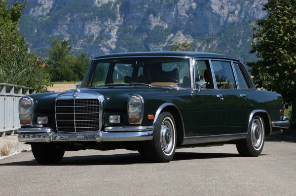 Mercedes-Benz винаги е била една от онези марки, които са задавали стандарти в технологичните иновации и комфорта на своите автомобили, а 600 е перфектният пример за това. Луксозен седан, пуснат на пазара в началото на 60-те години на миналия век с редица много интересни за времето си характеристики.

Централното заключване и електрическите стъкла са новаторски благодарение на съответните им системи за заключване. Освен това, този немски автомобил разполага с въздушно окачване, многозонов климатик и впръскване на гориво Bosch, което е нещо обичайно днес, но не и по онова време.
