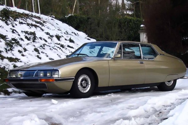 Исторически, Citro&euml;n се откроява, особено през втората половина на миналия век, с включването на различни технологии, които издигат комфорта на пътниците на ново ниво. С модела SM обаче, французите "прекалиха", както се казва. Защото тези технологии отидоха много по-далеч.

Пуснат на пазара, когато Maserati придобива френската компания в края на 60-те години на миналия век, този модел разполага с хидро-пневматично окачване, изключително мощни спирачки, насочващи фарове и 2,7-литров V6 двигател. Той обаче изисква сериозна поддръжка.
