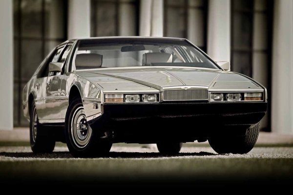 Aston Martin се откроява с Lagonda през 70-те години на миналия век, и то не само заради клиновидния дизайн на този британски седан и прибиращите се фарове. Всъщност, интериорът му е поразителен със своите тъчпадове и цифрови дисплеи. Звучи ли ви познато?

Проблемът е, че тази серия технологии е изключително скъпа за поддръжка и, което е още по-лошо, те често са се повреждали. В резултат на това в световен мащаб са регистрирани само малко под 650 бройки. И въпреки това, те се продават до 1990 г.
