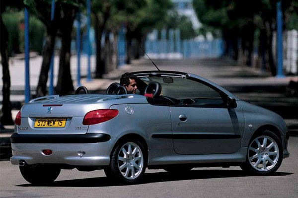 Едва ли сте очаквали да намерите 206 в този списък с най-сложните автомобили, правени някога. Тази версия на Peugeot CC обаче има някои важни неща, които трябва да се подчертаят. И да, всички са свързани със системата, която позволява отварянето на покрива.

Въпреки че Mercedes SLK може да се счита за пионер при купетата-кабриолети, 206 CC е първият, който го прави достъпен за масите. Той може да бъде превърнат в купе или кабриолет с едно натискане на бутон, което води до над 350 000 продадени бройки. Сложността на самия покрив обаче го прави скъп поради поддръжката и различни повреди.
