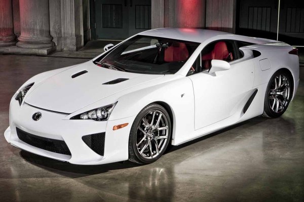 Последният автомобил в тази класация е Lexus LFA , който лесно може да бъде наречен един от най-вълнуващите автомобили, създавани някога. Истинско инженерно чудо, предлагащо удоволствие от шофирането, събрано в японско купе с 4,8-литров атмосферен V10 двигател и мощност 550 к.с. Това не е никак малко постижение.

Освен това обаче, този японски автомобил включвал дигитален оборотомер, тъй като цифровият не е способен да регистрира толкова бързо увеличение на оборотите. Моделът е разработен в сътрудничество с Yamaha, а Lexus смята автомобилът да служи като ориентир... още 25 години. Произведени са само 500 бройки.
