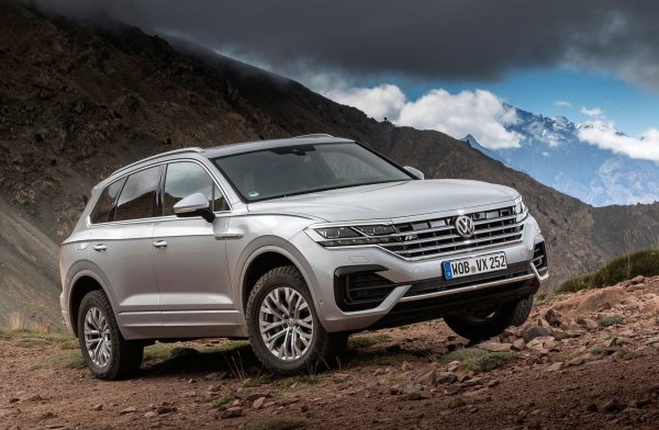 Този модел споделя обща платформа с Porsche, Audi и Lamborghini, като тя е много надеждна във всички отношения. Скоростната кутия е „автомат“ на ZF, който е издържлив и предлага много висок въртящ момент, като съответно издържа на големи натоварвания. Трансмисията може да се адаптира към към стила на шофиране на водача, като по този начин увеличава ресурса на силовите агрегати и окачването.