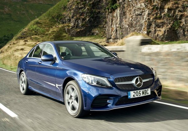 Това е един от най-успешните автомобили на марката, като е и най-продаваният луксозен модел в сегмент С. И за да бъде такъв, той трябва да бъде надежден и предвидим. Двигателят с 274 к.с. не създава проблеми, като може да се наложи единствено смяна на веригата при достигане на пробег от 120 000 км. Като цяло, това е един от най-надеждните мотори на Mercedes, въпреки че той няма да изкара милион километра, както при някои легендарни модели на марката. Ресурсът му обаче е около 300 000-400 000 км, което е добро постижение за наши дни.