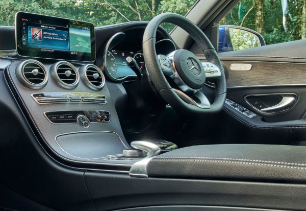 И тук скоростната кутия е 9G-Tronic, която перфектно се адаптира към стила на шофиране на конкретния водач. Едновременно с това тя пести ресурс, като от собственика се иска само да сменя маслото навреме. Като цяло всички компоненти и агрегати са така проектирани, че дори да започнат да се износват, те работят безпроблемно поне още няколко месеца и така шофьорът има време да вземе необходимите мерки.