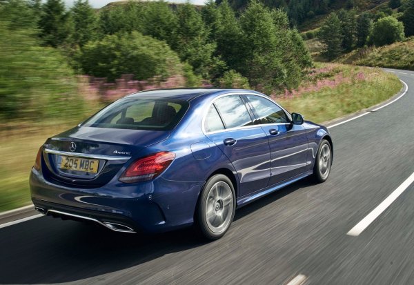 Този модел може да се похвали и с различни асистенти на водача и системи за безопасност. Пакетът AMG, например, включва наблюдение на „мъртвите зони“, адаптивен круиз-контрол и множество други функции, които правят колата още по-сигурна. Трябва да се отбележат също надеждната LED-оптика, висококачествена сглобка, отлична шумоизолация, плавно ускорение и спиране, защита от поднасянe, известяване за възможен сблъсък - всичко е насочено към гарантиране на надеждността и безопасността на автомобила, като се потвърждава на практика в реални ситуации.