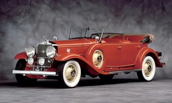 Файтонът дължи името си на гръцката митология и се отнася първоначално за леки карети без покрив с място за поне петима души. Така че по същество това е просторен кабриолет. Чудесен пример е прекрасният Cadillac V-16 Dual Cowl Sport Phaeton от 1931 г.
