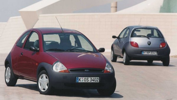 Точно така, тази година Ford Ka също отбелязва четвърт век - 25 години, през които е харесван и мразен почти поравно. Някои се умиляват по дизайна му, други се дразнят от проблемите му с ръждата. Но така или иначе, малката машина не си отива незабелязана с над 1,5 милиона реализации на пазара.

Първото поколение Ka  с дължина от 3,62 метра и се предлага единствено във версия с три врати. После се появява роудстър, базиран на Fiesta. Произходът на името се крие в египетската култура, в която думата "ка" е част от душата, която дава сила на живота.
