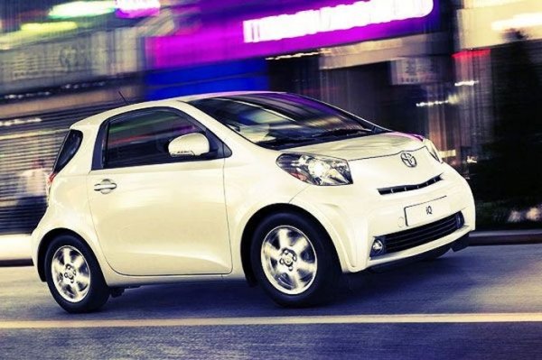 <p><strong>Топ 10 на най-компактните коли, според Forbes<br /><br />8. <a href="http://www.automedia.bg/search/?cx=002410455876641964495%3A9pjna_gcbea&amp;cof=FORID%3A10&amp;ie=UTF-8&amp;q=Toyota+iQ+&amp;sa=">Toyota iQ </a></strong><br /><br />Дължина 2985 мм, широчина 1680 мм, височина 1500 мм<br />Тегло: 845 кг<br />Максимална скорост: 170 км/ч<br />Цена: $22 000<br /><br /><a href="http://www.automedia.bg/search/?cx=002410455876641964495%3A9pjna_gcbea&amp;cof=FORID%3A10&amp;ie=UTF-8&amp;q=Toyota+iQ+&amp;sa=">Toyota  iQ</a> се произвежда от 2009 г. и се позиционира като автомобил от клас  "микро-премиум". Тя е пълна с иновационни решения, особено в областта на  активната и пасивната безопасност - АBS, ЕBD, BA, TRC, VSC. Освен това машината разполага с цели 9  въздушни възглавници. Всичко това обаче е за сметка на цената, която е  много висока за автомобил от този клас. В салона на Toyota iQ могат  спокойно да се разположат трима възрастни плюс едно дете, стига то да е  седнало зад водача. Има и специална ниша за съхранение на вещи.</p>