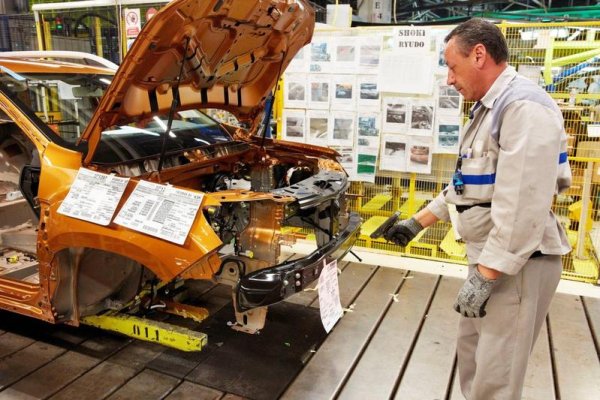 - Dacia e загубила вероятно около 100,000 продажби заради недостига. Но в същото време списъкът ни с поръчки е пораснал със същото число. На 1 януари 2021 година имахме списък с 37,000 поръчки. На 1 януари 2022 са вече над 130,000. Така че всъщност не сме загубили нищо. Просто се налага клиентите да почакат. Това не ни радва, разбира се. 
От друга страна, с постоянното поскъпване на суровините виждаме как цените на автомобилите продължават да растат, и това насочва нови клиенти към Dacia. 
