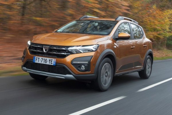 - Преди 15 години продавахме 99% от Logans и Sandero с най-ниското ниво на оборудване. Днес около 75 на сто от купувачите на Sandero вземат Stepway, което е по-добре оборудвано и с по-висок просвет. Базовото Sandero е около 10,000 евро във Франция, а Stepway започва от 13,000. Но хората, които плащат по-високата цена, обикновено са привлечени към нас от други марки и други сегменти. Помислете си за новите регулации за безопасност - GSR2, и за екостандарта Euro 7. Поскъпването на автомобилите няма да спре. Даже ще се ускори. 
