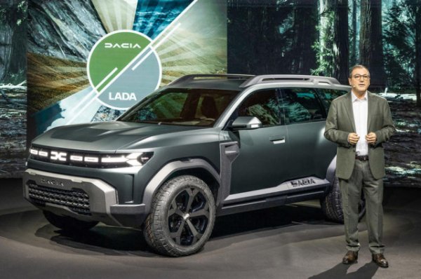 - Тъкмо това правим с влизането в С-сегмента. Когато създавахме плана Renaulution с Лука де Мео, се запитахме: какъв е потенциалът на Dacia? Накъде да развиваме марката? Имахме различни опции. Едната беше да растем географски - да отидем в Австралия, в Южна Америка. Но щом технологичните ни активи ни позволиха да направим толкова конкурентна кола в В-сегмента, къде тогава е границата? Ще използваме същия принцип в С-сегмента. Подготвяме следващото поколение Duster, отново на CMF-B платформата, и също онова, което наричаме Bigster - един по-голям кросоувър. 
Ако погледнете C-SUV сегмента днес, средната цена е 33,000 евро, и с Евро 7 ще порасне още доста. Тогава ще имате само хибриди - което значи повече технологии, повече тегло. Докато нашият Bigster ще е по същата рецепта като Jogger: олекотен, със страхотен дизайн и само с наистина нужните неща. 
