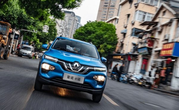 - Тук е важна историята на автомобила. Платформата на Spring - CMF-A - бе създадена първоначално за индийския пазар, с Renault Kwid. След това я електрифицирахме за Китай. Един такъв автомобил не може да се мести току-така, защото това не е само модел, а са и фабрики, и стотици поддоставчици. Затова днес внасяме тази кола от Китай. В бъдеще - кой знае? Нека първо видим какъв ще е пазарът й в Европа. 
