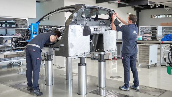 Персоналът на фабриката, в която се сглобяват суперколите на френскакта марка, е сравнително малък и това позволява по-лесно спазване на всички противоепидемични мерки. Самите те са същите като при другите производители.