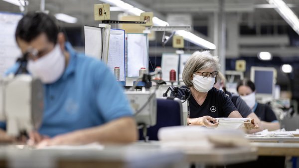 Германският производител вече изплати премия на всички свои работници за това, че са принудени да извършват ежедневните си задължения с маски на лицето.  Това се случи въпреки слабите финансови резултати на концерна през 2020 година, които се дължат именно на ограниченията, налагани заради Covid-19.