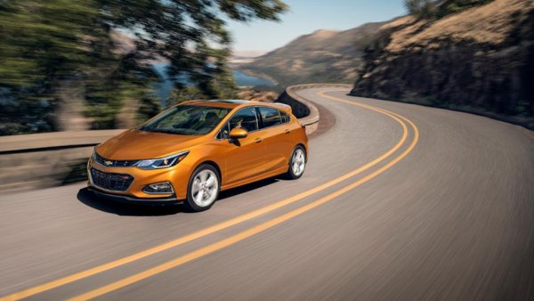 Преди десетилетие Cruze бе в основата на новата стратегия на марката Chevrolet: компактен седан, който едновременно да се хареса на американците в пика на скъпия петрол, и да спечели нови пазари в Европа, особено Източна. Но после петролът отново поевтиня, а след финансовата криза GM реши да изтегли Chevrolet от Стария континент и на практика обезсмисли Cruze. Затова ново поколение няма да има. 
