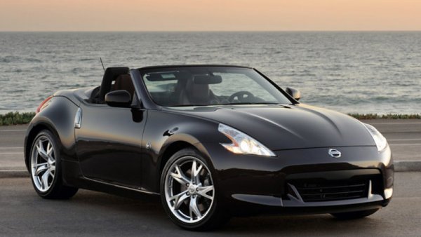 Притиснати от драстично влошените финансови резултати, японците започват да разчистват гамата от излишните модели и една от жертвите ще е 370Z Roadster. Поне засега купе версията на 370Z ще оцелее, въпреки че някои слухове говорят, че Nissan може изобщо да се откаже от този тип автомобили. 

