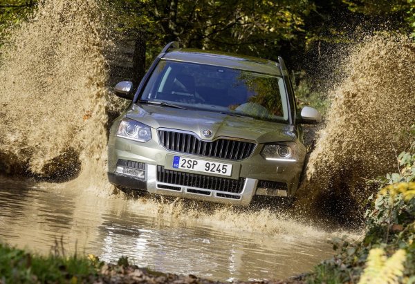 При предното окачване McPherson, стабилизиращи носачи са първите, които отказват след 30 000-40 000 км. Опорните лагери на предните подпори, които са слабо защитени от мръсотия, могат да се износят и да започнат да пукат преди 100 000 км. Предните и задните амортисьори изискват подмяна в диапазона на пробег от 100 000-140 000 км.

При кросоувърите преди фейслифта, след 40 000-50 000 км, задните сайлент-блокове на рамената на предното окачване на предното окачване се износват. След 2013 г. дизайнът им се промени (с подмяната на алуминиева подрамка със стоманена), а ресурсът  се увеличи до поне 100 000 км.
