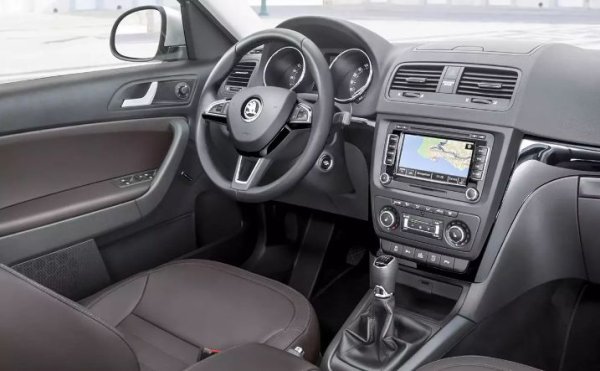 При версиите с климатроник, както сервомоторите на амортисьорите, така и самият модул са предразположени към повреда. След 3&ndash;5 години моторът на вентилатора на климатичната система се предава заради износени лагери, които трябва да се заменят. С течение на времето се появява и голям луфт на предната седалка.

След 150 000 км по кожения волан почват да си личат следи от одрасквания. Възможно е появата на теч в краката на пътника до шофьора, като той се дължи на пробив в линията за миещата течност към задното стъкло. Подовата настилка на предния пътник и водача е леко вдлъбната, което разваля цялостното впечатление от автомобила.