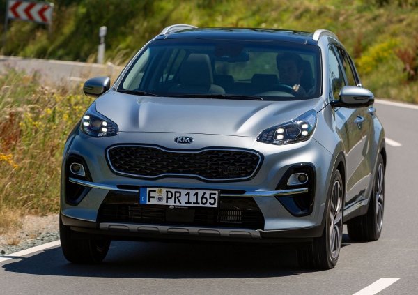 Популярният двигател G4NA всъщност произхожда от стария Mitsubishi 4G63, но по него са направени сериозни промени, за да отговаря на екологичния стандарт Евро-6. Това обаче го прави особено чувствителен към качеството на горивото и маслото, които използва. Четвъртото поколение на Sportage получава високи оценки за надеждност, като за това принос има и 2,0-литровият мотор с мощност 150 к.с. Същият агрегат се поставя на общо 8 модела на Hyundai и Kia.

При тези като проблем се посочва катализатора, чийто керамични чипове понякога попадат в горивната камера. Освен това, двигателят не бива да бъде натоварван сериозно, ако не е добре загрял. Ресурсът на G4NA обикновено е 200 000 км, но има и доста екземпляри, които изкарват над 300 000 км. Ако автомобилът не се подлага на сериозни натоварвания, веригата изкарва 200 000 км, но тези, които обичат да се „състезават“ трябва да го правят много по-често.