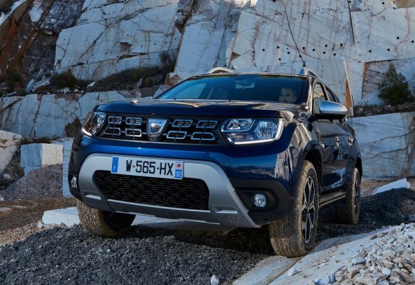 Въвеждането на екологичен стандарт Евро-6 стана причина за появата на много сложни и капризни двигатели. Новият Duster получи 1,3-литров бензинов турбо-мотор, но предишното поколение на модела беше оборудвано с 1,6-литров атмосферен мотор със 114 к.с. Този двигател е вариант на масово произвеждания още от 2004 година Nissan HR16DE, като се е утвърдил като един от най-здравите и надеждните на пазара. Ресурсът му е 300 000 км, но не е изключено преди това да се наложи регулиране на клапаните. Веригата е проектирана да издържи целия експлоатационен цикъл на мотора, но не случва да се предаде на около 150 000 км.

Общо-взето, Duster е предназначен за този, който не държи особено на високия комфорт и изобилието от електронни системи. Окачването на кросоувъра се счита за неразрушимо, а дори версията само с предно предаване се представя впечатляващо извън пътя. Достъпната цена също е сред силните страни на румънския модел, който се радва на сериозно търсене и на пазара на употребяваните автомобили.