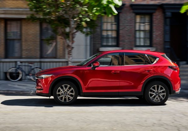 Въпреки затягащите се екологични стандарти, Mazda упорито залага на атмосферни двигатели. А това доказва, че този тип двигатели не бива да бъдат отхвърляни с лека ръка. Второто поколение на CX-5 запази отличните 2,0- и 2,5-литрови мотори от семейството SkyActive, като недостатъците им бяха отстранени. Ранните версии имаха проблеми с маслената помпа, както и със стартирането, след което понякога двигателят отказваше.

В наши дни тези мотори са сред най-надеждните, но изискват внимателно отношение и редовно обслужване. Заради сложната им конструкция и високо ниво на компресия те са особено претенциозни към качеството на горивото. Ако всичко това се спазва от собственика, тези два двигателя би трябвало да издържат дори до 300 000 км, без да създават сериозни проблеми на стопаните си.