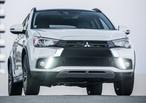 Автомобилите на Mitsubishi продължават да държат високо нива, а претенциите към съвременната гама от атмосферни двигатели са малко. Сред &bdquo;отличниците&ldquo; е 2,0-литровият агрегат 4V11 с мощност 150 к.с. и система за променливи фази на газоразпределението Mivec. Моторът е сочен като непретенциозен и издръжлив, като изкарва до 300 000 км, без да се налагат ремонти.

Същите отзиви получава и 2,4-литровият двигател 4B12. Самият Outlander е достатъчно здрав и удобен, справя се прилично извън пътя, което го прави идеален за използване в по-тежкия условия. Оплакванията са предимно към качеството на боята, както и към ресурса на някои елементи от окачването.