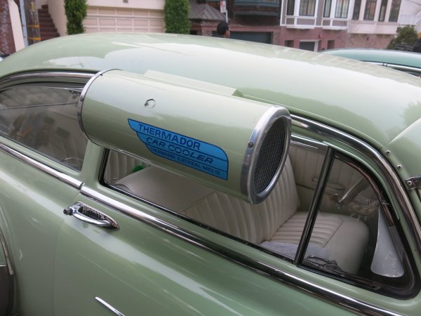 Преди появата на първите климатици, автомобилите са били оборудвани с ъглови прозорци, които се обръщат и насочват потока на въздуха към водача и пътниците. По този начин беше възможно да се постигне ефективна вентилация на кабината. А на американските автомобили са използвани водни климатици, работещи на принципа на изпаряване на водата.

По време на изпаряването топлината се абсорбира от въздуха. Освен това потокът винаги е стабилен и колкото повече въздух преминава през зоната на изпарение, толкова повече се охлажда.  Автомобилните климатици се състоят от два вентилирани отворени резервоара, монтирани над покрива на автомобила. Отпред има въздухозаборник, през който потокът влиза в изпарителя и в купето.

Този климатик може да работи само когато колата се движи, но по-късно се появиха модели, които бяха свързани към бордовата електрическа верига и изпомпваха въздух с вентилатор. Шофьорът трябваше само да добави вода към изпарителя.