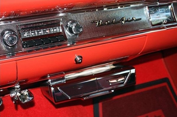 Няколко американски коли от 50-те години са оборудвани с  вакуумен пепелник. Това беше вградена прахосмукачка, която работеше с вакуумни тръби, свързани към кофа за боклук. Шофьорът или пътникът можеха да донесат цигара до пепелника и пепелта от нея веднага се засмукваше в недрата на &bdquo;торпедото". 

Пепелникът може дори да погълне угарки от цигари и дребни отпадъци. Вярно, тогава шофьорът трябваше да пълзи под централния панел веднъж месечно и да почиства резервоара с цигарени угарки, които по това време започнаха да излъчват воня. Това беше неприятно и в крайна сметка производителите се отказаха от тази опция.