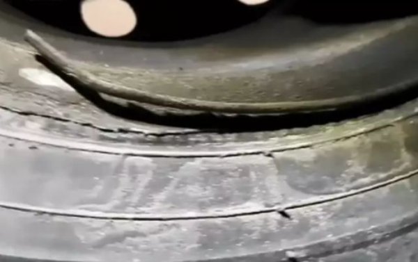 Това, колко дълго може да се пътува в подобна ситуация, зависи и от здравината на страничните стени и корпуси на гумата. Дебелата странична стена ще ви помогне да стигнете до гумаджийницата, докато тънката „ще умре“ много по -бързо. Следователно, с кросоувър (гумите за SUV-моделите имат подсилени странични стени) ще пътувате по-далеч при същите условия, отколкото с лек автомобил.