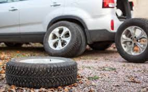 Често се случва гумата, която сте приемали за напълно здрава, да спадне по време на движение, без човекът зад волана да забележи. Допълнителни 10-20 метра няма да навредят, така че не бива в никакъв случай да спирате насред пътя. В крайна сметка не знаете колко време сте пътували така. Затова завийте към бордюра и напуснете пътното платно.