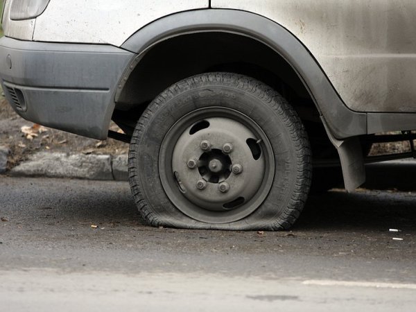 На първо място за издавания звук – колкото по-тихо се движи автомобилът, толкова по-далеч ще стигнете. С увеличаване на скоростта или пък при движение по чакъл пробегът намалява значително. Не бива да се спира, а също така и да се върти волана. Първо, така може да загубите контрол върху колата. Второто, тези действия провокират натиска на гумата върху джантата и това ще доведе до по-бързо разпадане.