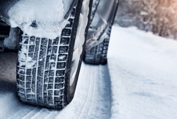 Колкото по студено е навън, толкова повече време ще трябва на гумата за да стигне до критична темперутари и съответно толкова по-далеч ще стигне автомобилът. В жегите се случва точно обратното – скоростта и пробегът ще бъдат по-малки.