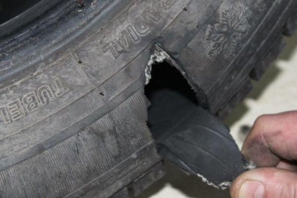 В случая няма какво да губите. Ако гумата спадне изведнъж, значи пораженията по нея са сериозни и няма шансове тя да бъде възстановена за ново ползване. Така че със скорост от до 40 км/ч можете да се придвижвате в продължение на 10-ина километра с надеждата да намерите сервиз или гумаджийница. Трябва обаче да сте много внимателни, защото след около 15 км гумата ще почне да пуши и да се разпада, а отломките от нея може да повредят престилката или бронята на автомобила.