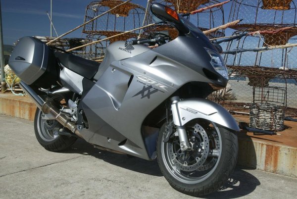 "Бронзовият медалист" във високоскоростната класация е представен от Honda през 1996 година. Но ще му трябват още три години, преди да детронира Ninja като най-бързия мотоциклет на света. Това става, след като производителя започва да оборудва машината с нов двигател с мощност 153 конски сили и заменя 5-степенната трансмисия с такава с 6 предавки. В резултат, Super Blackbird успява да постигне чутовните 290 км/ч максимална скорост.

Моделът е обожаван от собствениците си по цял свят заради издръжливостта, комфорта и феноменалната си динамика, а дори и в наши дни е доста търсен на вторичния пазар.