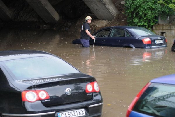 Дъждът вкара във воден капан 20 коли в софийски подлез. Снимка: Булфото