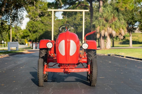 Този Junior 108 бил произведен през 1961 година и след много години бил реставриран от компания във Флорида, която го внесла от Германия. Двигателят постига мощност от 14 конски сили и, с помощта на тристепенна скоростна кутия с бавни предавки, предава тягата към задните колела с диаметър 24 инча.

По-рано, машината принадлежала на колекционер на Porsche и участвала на различни автомобилни мероприятия в САЩ. По думите на продавача, тракторът се движи и работи като чисто нов, без никакви механични проблеми.