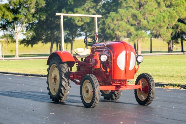 Фердинанд Порше разработил достъпен трактор през 1937 година, макар плановете за механизация на немското селско стопанство да били отложени заради началото на Втората световна война. Porsche стартирали подразделението за производство на трактори в началото на 50-те години на 20 век, а по-късно поверили асемблирането на външни компании. Тази дейност на марката просъществувала до 1963 година, като били създадени общо 4 модела селскостопански машини с различни габарити.