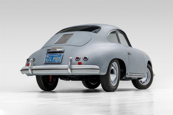 Въпреки липсата на двигател, това Porsche е предложено на търг. И собственикът му търси 237 500 долара. Което е доста, тъй като такива коли, в работно състояние, отиват на търгове за около 200 хиляди долара.

В обявата пише, че купето и дъното са без ръжда, а интериорът е автентичен, от таблото до старото радио Carrera и часовника.