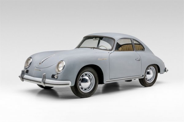 Купето Porsche 356A 1500 GS Carrera от 1956 година е един от първите автомобили в семейството на марката. Този екземпляр е произведен преди 65 години, а последните 43 от тях прекарал при един-единствен собственик. В един момент, по неизвестни причини, машината останала без двигател (4-цилиндров със 101 к.с.) и дълго преседяла в гаража. Но 4-степенната скоростна кутия е налична.